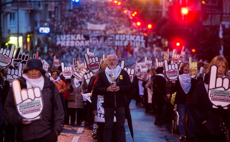 Presoen senideak.(Luis JAUREGIALTZO/ARGAZKI PRESS) Presoen senideak.(Luis JAUREGIALTZO/ARGAZKI PRESS)