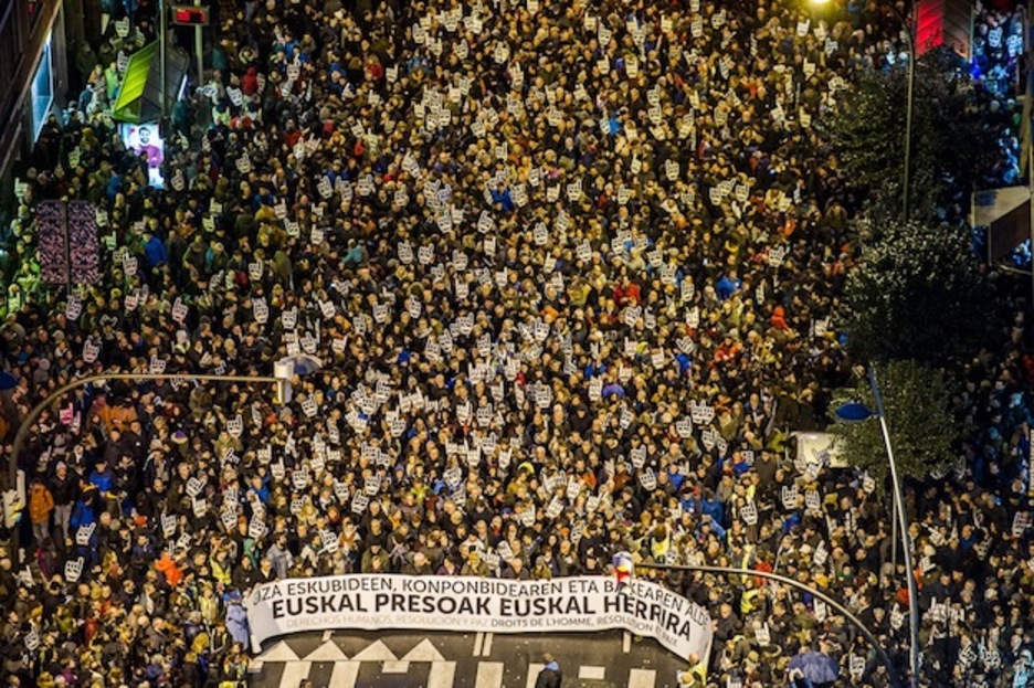 Pankarta nagusia, bidea irekitzen. (Luis JAUREGIALTZO/ARGAZKI PRESS) Pankarta nagusia, bidea irekitzen. (Luis JAUREGIALTZO/ARGAZKI PRESS)