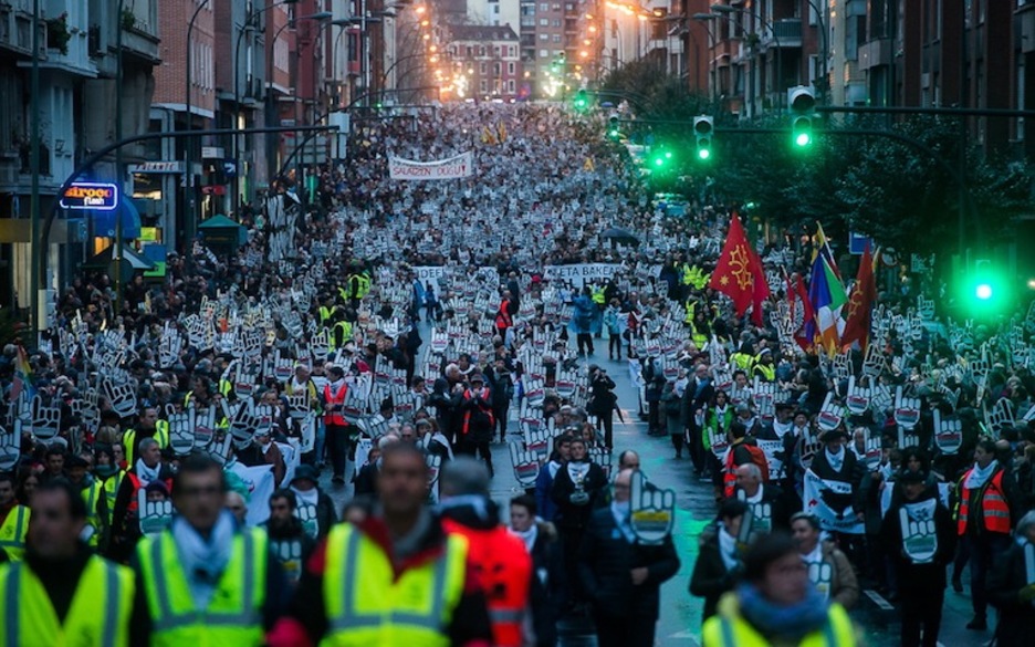 Manifestazioa Autonomia kalean gora. (Luis JAUREGIALTZO/ARGAZKI PRESS) Manifestazioa Autonomia kalean gora. (Luis JAUREGIALTZO/ARGAZKI PRESS)
