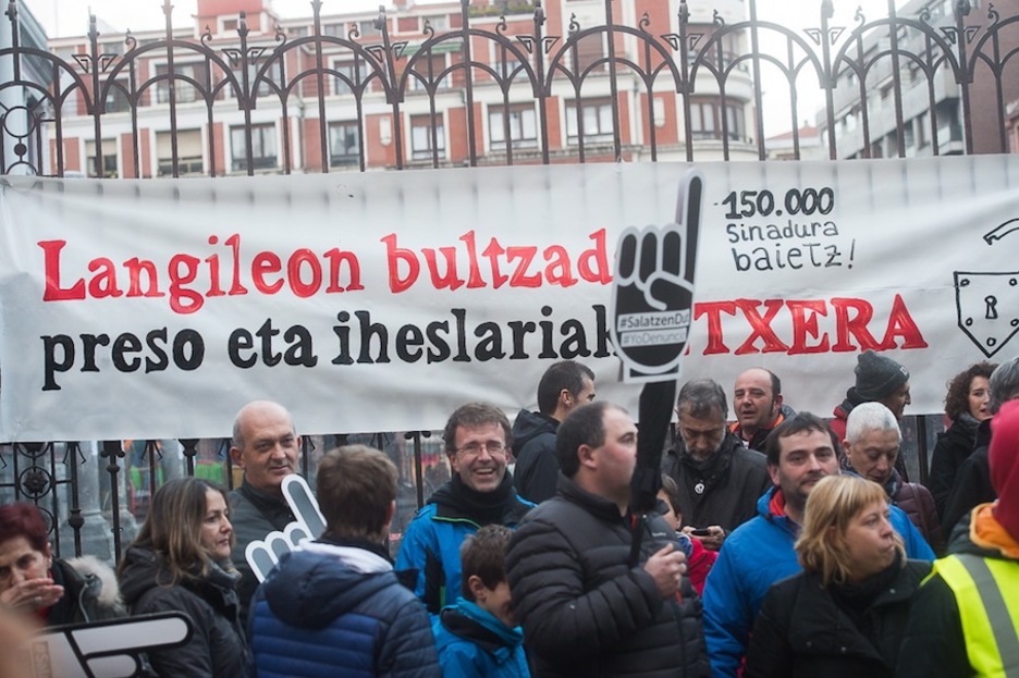 Langileak ere presoekin. (Luis JAUREGIALTZO/ARGAZKI PRESS) Langileak ere presoekin. (Luis JAUREGIALTZO/ARGAZKI PRESS)
