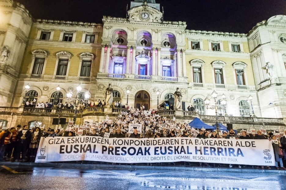 Senideak udaletxeko eskilaretan, ekitaldia hasi aurretik. (Aritz LOIOLA/ARGAZKI PRESS) Senideak udaletxeko eskilaretan, ekitaldia hasi aurretik. (Aritz LOIOLA/ARGAZKI PRESS)