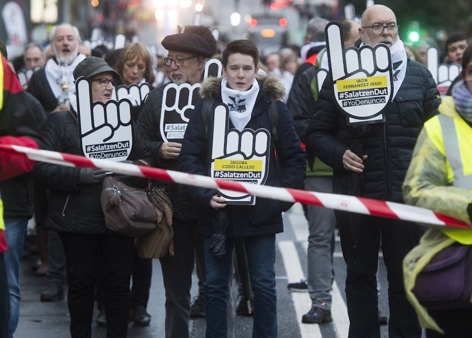 Senideak zain, manifestazioa hasi aurretik. (ARGAZKI PRESS) Senideak zain, manifestazioa hasi aurretik. (ARGAZKI PRESS)