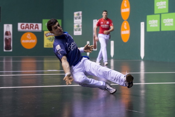 Altuna levanta una pelota durante el partido de hoy. (Iñigo URIZ | ARGAZKI PRESS)