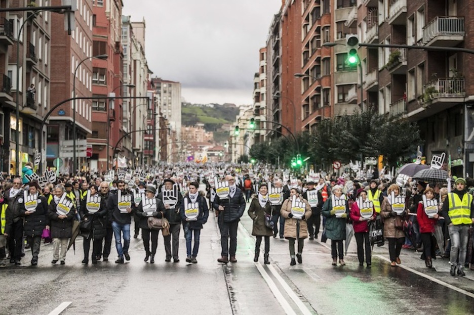 Manifestazio hasieran presoen senideak, hatz salatzaileekin. (Aritz LOIOLA/ARGAZKI PRESS) Manifestazio hasieran presoen senideak, hatz salatzaileekin. (Aritz LOIOLA/ARGAZKI PRESS)