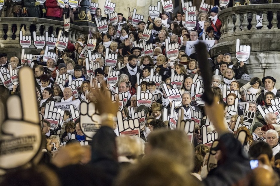 Presoen senideak, hatz salatzaileak goratuz. (Aritz LOIOLA/ARGAZKI PRESS) Presoen senideak, hatz salatzaileak goratuz. (Aritz LOIOLA/ARGAZKI PRESS)