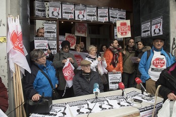 Patxi Zubiarre, de 84 años, ha ofrecido una rueda de prensa junto a Stop Desahucios. (Juan Carlos RUIZ / ARGAZKI PRESS)