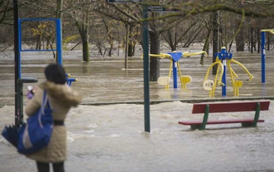 Aparatos de ejercicio próximos al puente de San Pedro asoman entre las aguas. (Jagoba MANTEROLA/ARGAZKI PRESS) 
