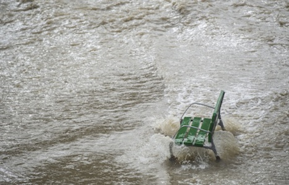 Un pequeño banco recibe el impacto del caudal del Arga en Arrotxapea. (Jagoba MANTEROLA/ARGAZKI PRESS)