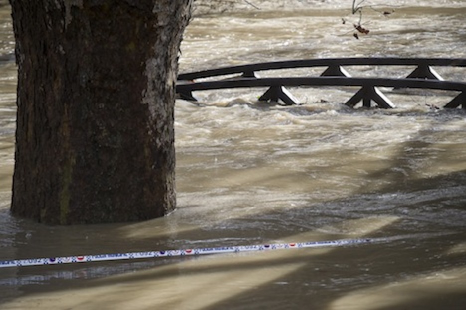 Un pequeño puente de madera situado en el parque de la Runa casi totalmente sumergido. (Jagoba MANTEROLA/ARGAZKI PRESS)