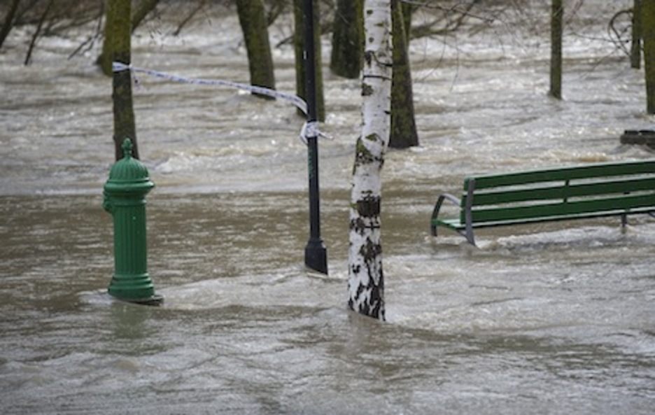 Una fuente de la ciudad aparece rodeada por el caudal del río. (Jagoba MANTEROLA/ARGAZKI PRESS)