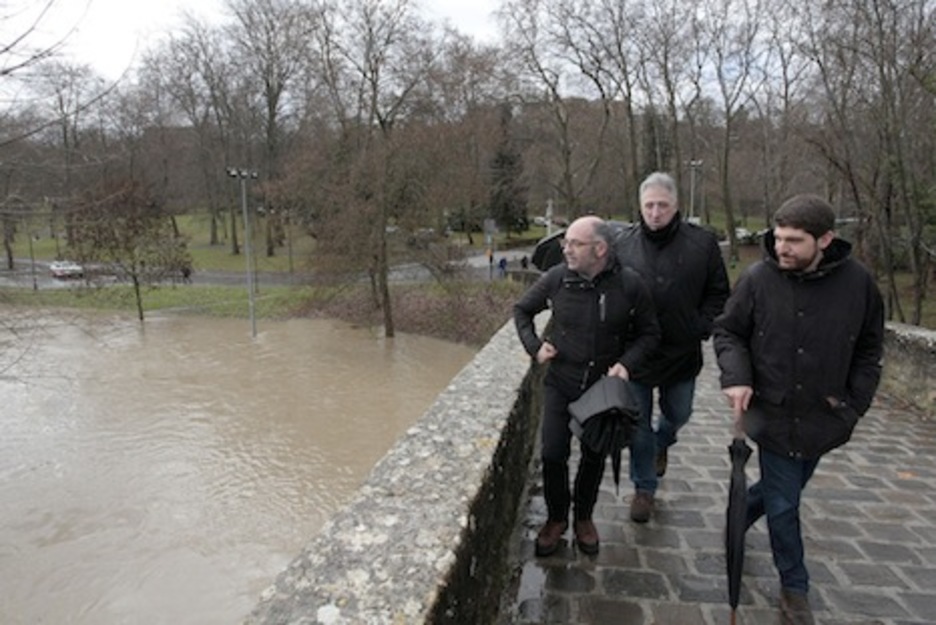 El concejal de Ciudad Habitable, Joxe Abaurre; el alcalde Asiron y el concejal de Seguridad Ciudadana, Aritz Romeo, visitan la zona de la Magdalena, uno de los puntos inundados por el Arga. (AYUNTAMIENTO DE IRUÑEA)