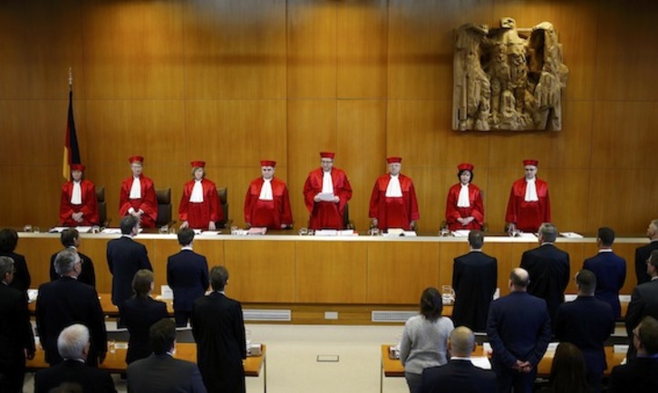 Los magistrados del Constitucional alemán dan a conocer su decisión. (Kai PFAFFENBACH/AFP)