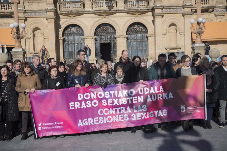 Concentración en Donostia para denunciar el ataque sufrido por la hija de Sara Majarenas. (Juan Carlos RUIZ / ARGAZKI PRESS)