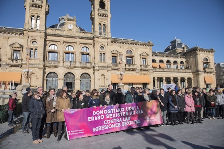Concentración celebrada este mediodía ante el Ayuntamiento de Donostia. (Juan Carlos RUIZ/ARGAZKI PRESS)