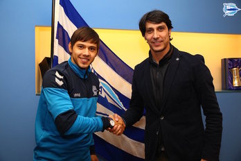 Óscar Romero junto al director deportivo albiazul, Sergio Fernández. (Deportivo Alavés)