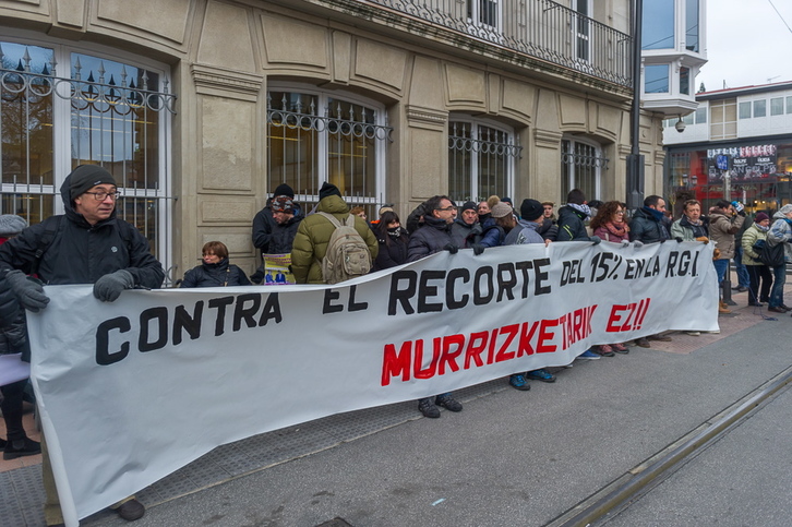 Concentración para reclamar la subida del SMI en prestaciones de Lanbide. (Juanan RUIZ / ARGAZKI PRESS)