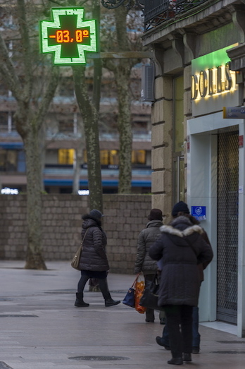 Un termómetro marca tres bajo cero en Gasteiz. (Juanan RUIZ / ARGAZKI PRESS)