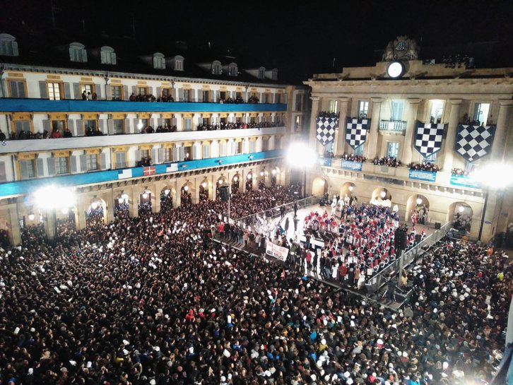 Miles de personas han salido a la calle en la tamborrada donostiarra. (@gara_olarretxea)