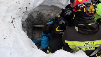 Momento en el que han rescatado a una de las personas sepultadas en los Abruzo. (AFP)