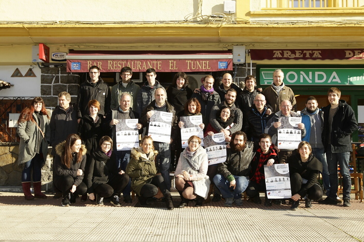 Laudioko Areta auzoko Tunel tabernan egin dute aurkezpena. (Aritz LOIOLA/ARGAZKI PRESS)
