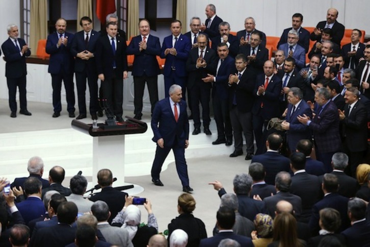Diputados aplauden a Binali Yildirim, primer ministro turco. (Adem ALTAN/AFP)