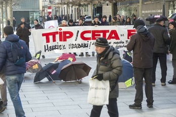 Aterkiak erabili dituzte TTIP eta CETAren aurkako elkarretaratzeetan. Irudian, Iruñean eginiko protesta. (Jagoba MANTEROLA/ARGAZKI PRESS)