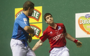 Iker Irribarria pilota astintzen (Jagoba MANTEROLA/ARGAZKI PRESS)