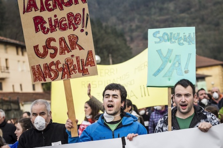Muchos de los participantes en la marcha han llevado carteles y mascarillas. (Aritz LOIOLA/ARGAZKI PRESS)