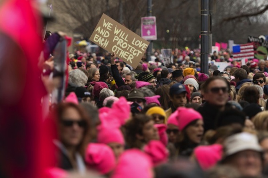 Uno de los símbolos ha sido la presencia de gorritos rosas, los 'pussyhats', un nombre que hace un juego de palabras entre las orejas de gato que simula el gorro y los genitales de la mujer. (Jim WATSON/AFP)