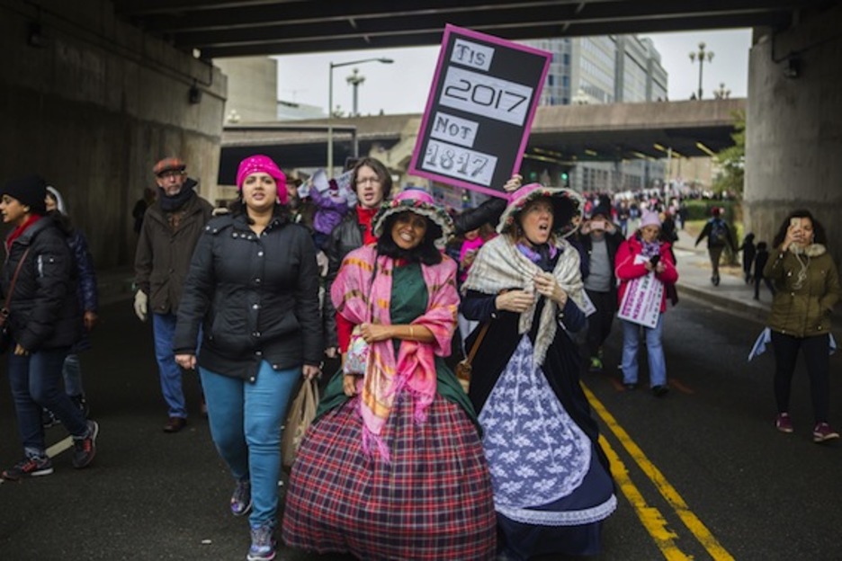 Dos mujeres recuerdan a Trump que estamos en 2017, no en 1817. (Jessica KOURKOUNIS/AFP)