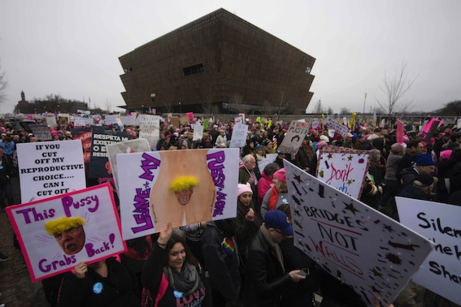 «Deja mi coño en paz», reivindica uno de los carteles. (Jim WATSON/AFP)