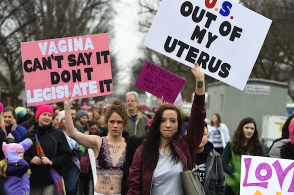 «Fuera de mi útero», afirma otro cartel. (Robyn NECK/AFP)