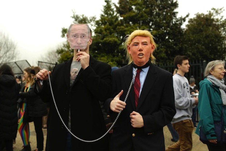 Dos manifestantes, caracterizados como Putin y Trump. (Joshua LOTT/AFP)