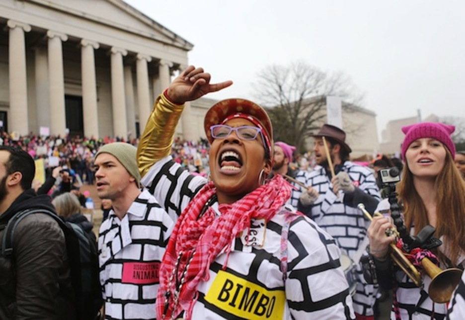 Una de las participantes en la marcha, cantando. (Mario TAMA/AFP)