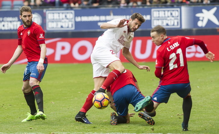 Los jugadores de Osasuna han luchado hasta el final y han merecido mejor premio. (Jagoba MANTEROLA/ARGAZKI PRESS)