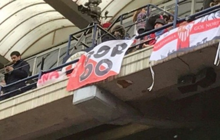Pancarta a favor de ‘El Prenda’, en el partido entre Osasuna y Sevilla.