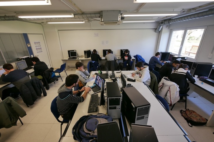 Informatika fakultateko hainbat ikasle, lanean. (Gotzon ARANBURU)