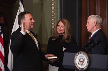 Mike Pompeo ha prestado juramento como director de la CIA ante el vicepresidente de EEUU, Mike Pence. (Nicholas KAMM/AFP)