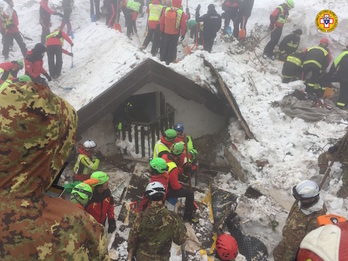 Los equipos de rescate se afanan en el hotel siniestrado. (AFP)