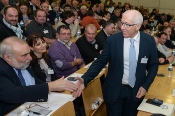 Le maire de Boucau, Francis Gonzalez, serrrant la main au futur président de la CAPB.© Isabelle MIQUELESTORENA