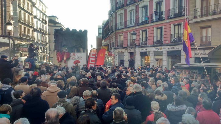 Decenas de personas se concentran en Madrid para recordar a los abogados de Atocha. (A.P.)