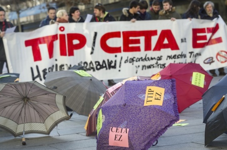Concentración contra el CETA y el TTIP, el pasado sábado en Iruñea. (Jagoba MANTEROLA/ARGAZKI PRESS)