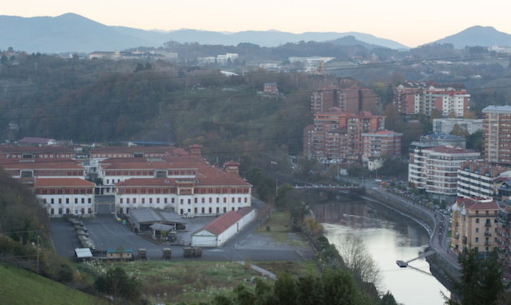Los cuarteles de Loiola ocupan una extensa explanada a la orilla del Urumea. (Andoni CANELLADA / ARGAZKI PRESS)