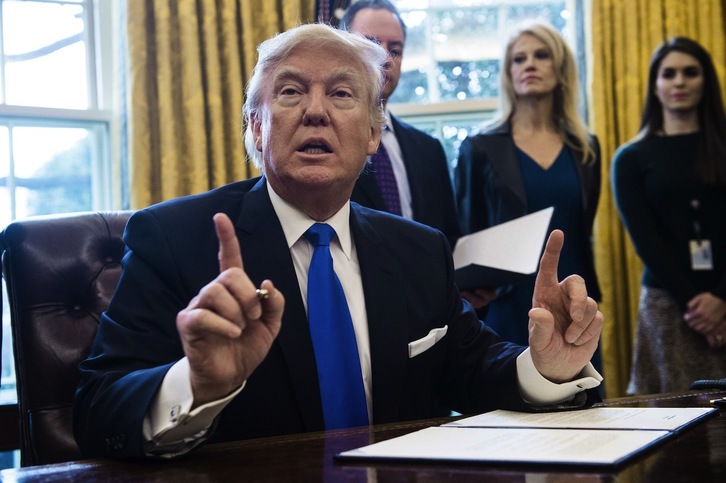 Donald Trump ha firmado sendas órdenes ejecutivas para seguir adelante con la construcción de los polémicos oleoductos. (Nicholas KAMM / AFP)