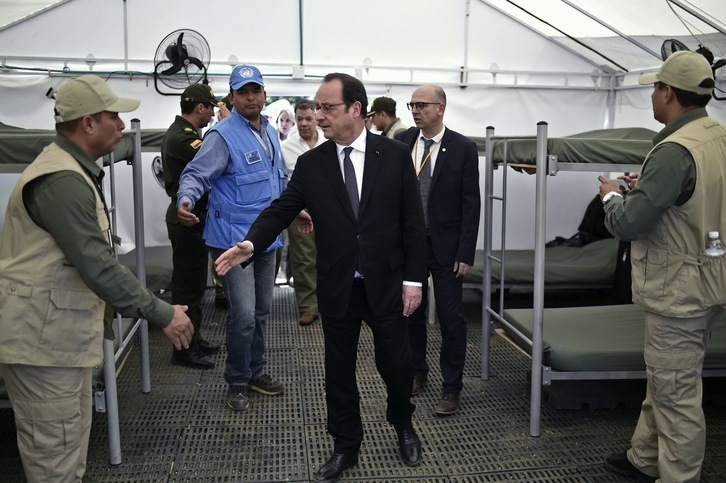 Hollande ha visitado una de las zonas de concentración de las FARC. (Stephane DE SAKUTIN / AFP)
