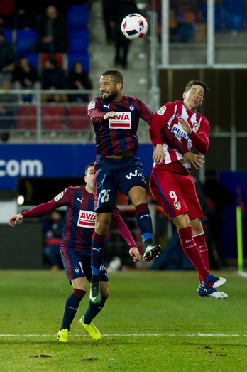 Eibarrek kanporaketako bi partidak galdu ditu Atleticorekin. (Juanan RUIZ / ARGAZKI PRESS)