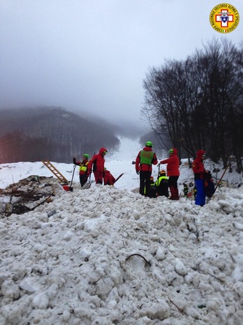 Miembros de los equipos de rescate, en el hotel Rigopiano. (Lorenzo NATRELLA/AFP)