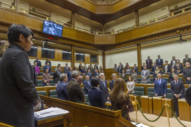 Al comenzar la sesión se ha guardado un minuto de silencio por el exparlamentario del PP Gregorio Ordóñez, muerto en atentado de ETA en 1995. (Juanan RUIZ / ARGAZKI PRESS)