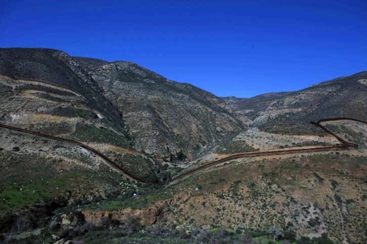 Trump asegura que construirá un muro «en condiciones», diferente al que ahora existe en gran parte de la frontera con México. (Guillermo ARIAS/AFP)