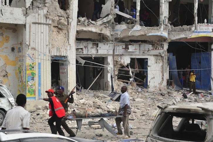 Traslado de una persona herida en el ataque contra un hotel de Mogadiscio del pasado miércoles. (Mohamed ABDIWAHAB/AFP)